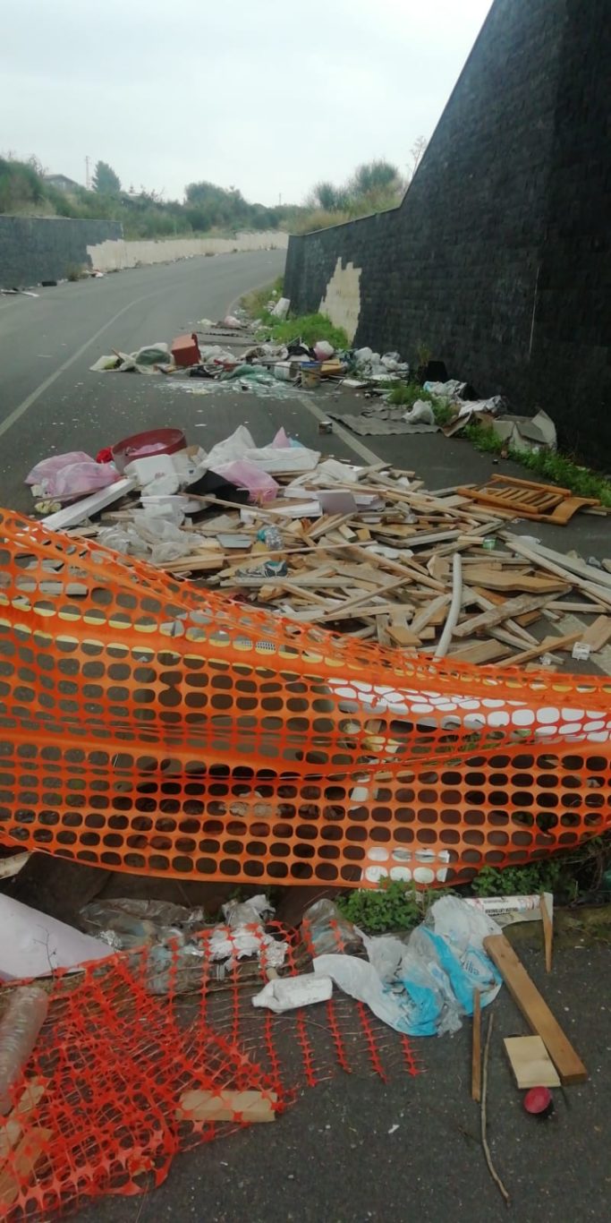 DISCARICA A CIELO APERTO IN CONTRADA PORRAZZO (LA SEGNALAZIONE)