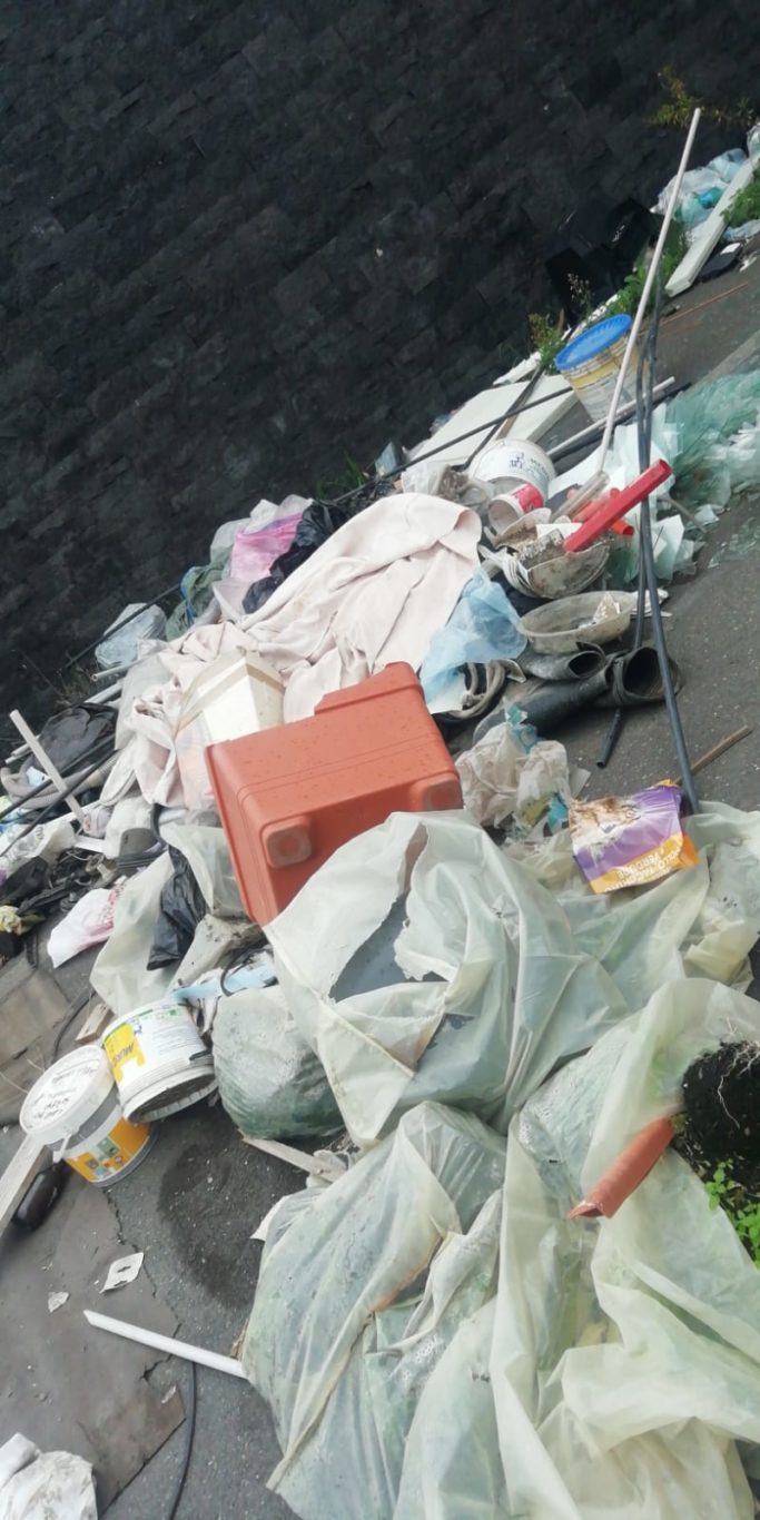 DISCARICA A CIELO APERTO IN CONTRADA PORRAZZO (LA SEGNALAZIONE)