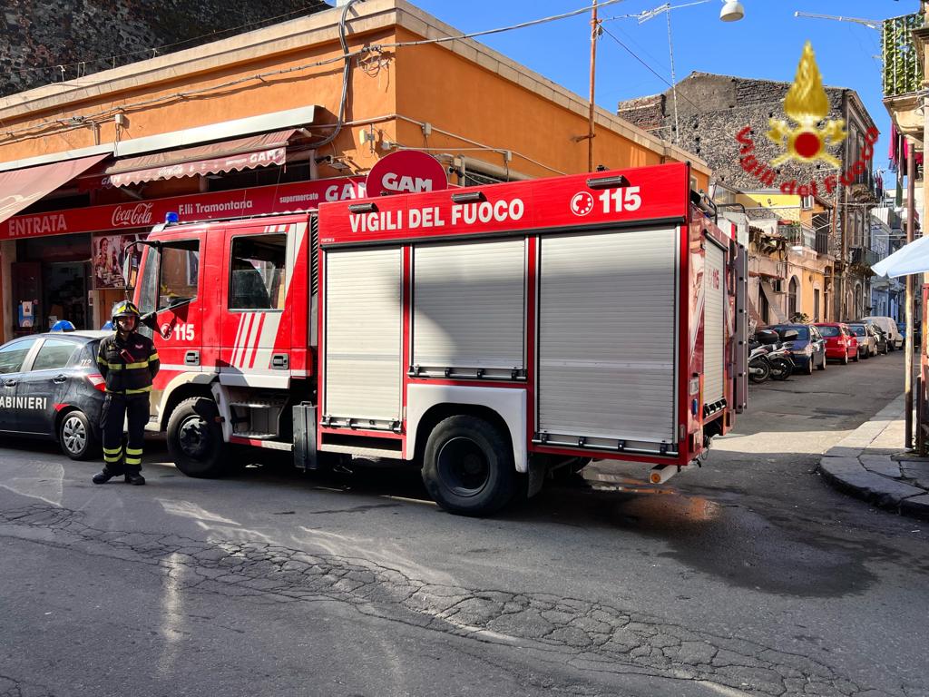 CROLLO DI UN SOFFITTO IN CENTRO A CATANIA, FERITA UNA DONNA