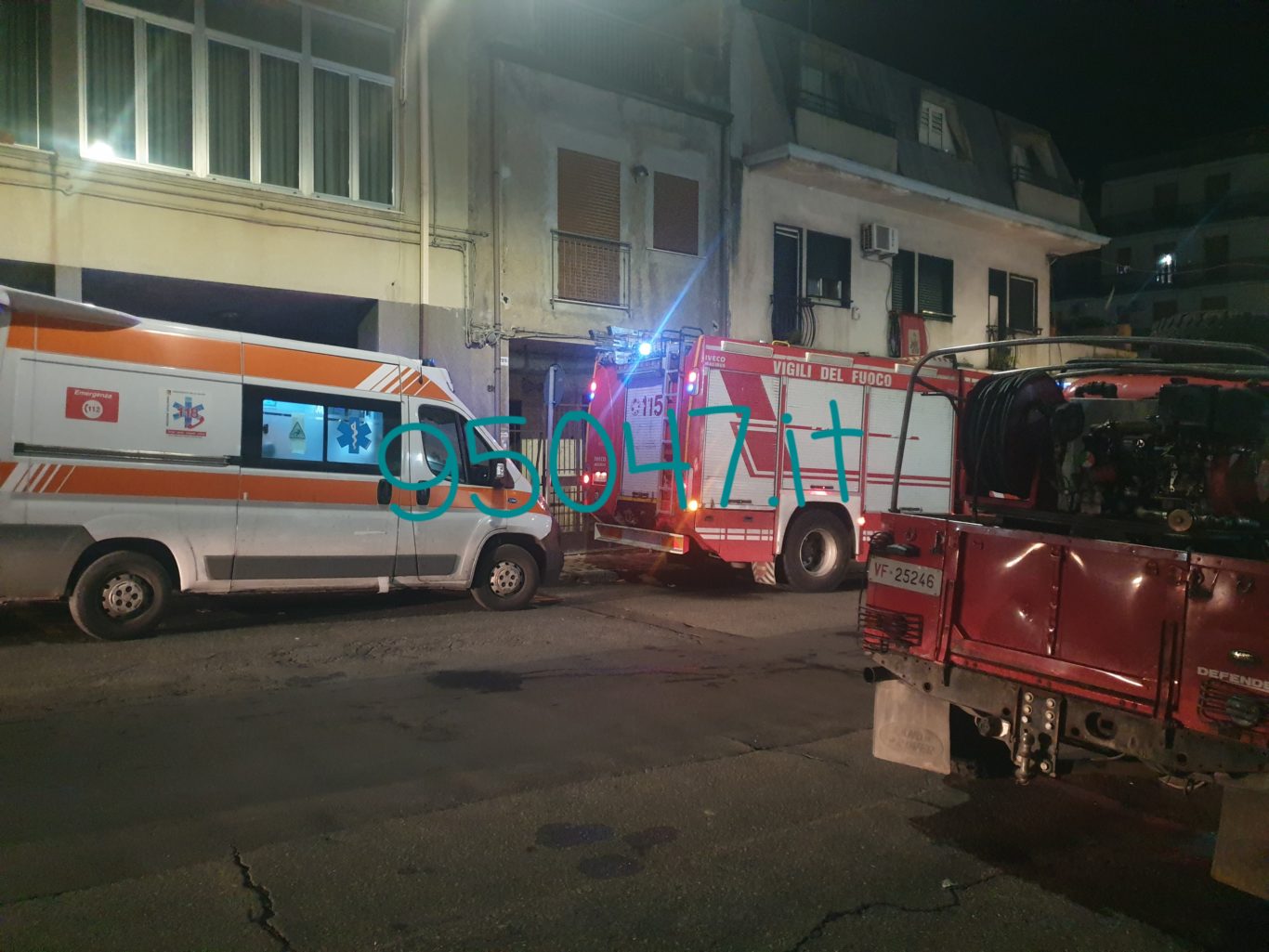 PATERNÒ: DONNA SI SENTE MALE IN CASA, VIGILI DEL FUOCO LA FANNO SCENDERE CON L’AUTOSCALA