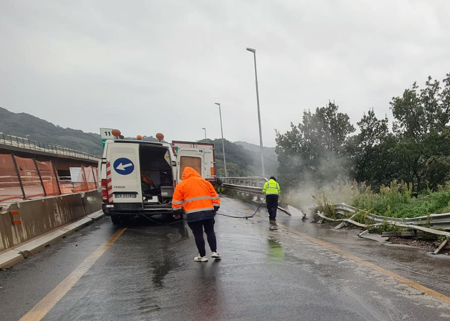 TIR SBANDA E SFONDA GUARD RAIL IN TANGENZIALE DI MESSINA, RALLENTAMENTI E USCITE OBBLIGATORIE