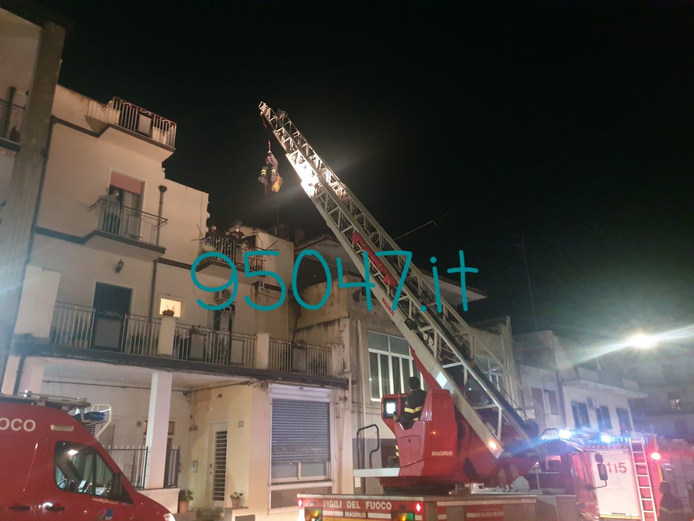 PATERNÒ: DONNA SI SENTE MALE IN CASA, VIGILI DEL FUOCO LA FANNO SCENDERE CON L’AUTOSCALA