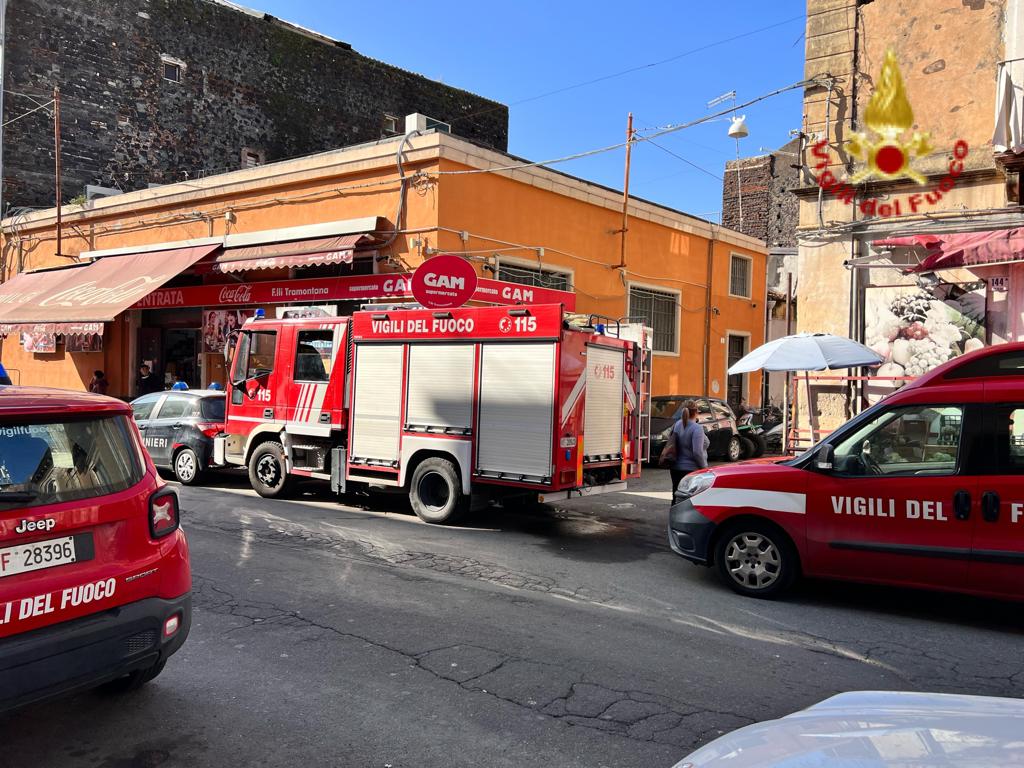 CROLLO DI UN SOFFITTO IN CENTRO A CATANIA, FERITA UNA DONNA