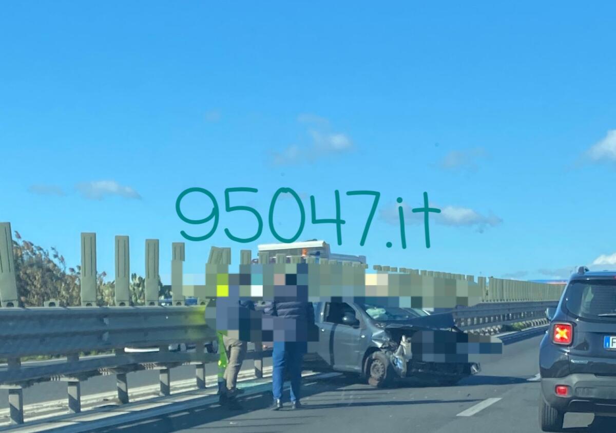 INCIDENTE SULLA SS121, AUTO CONTRO GUARDRAIL - 