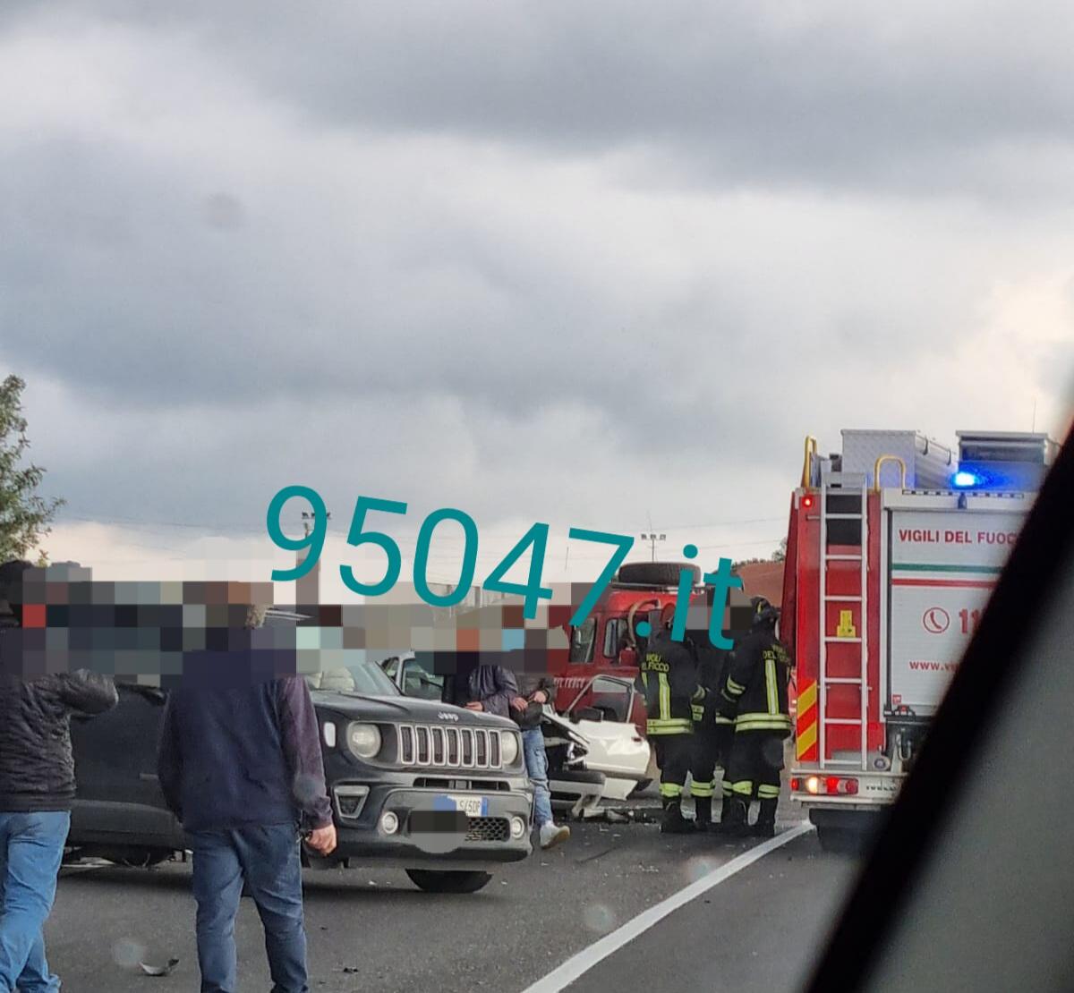 GRAVE INCIDENTE SULLA SS284 IN TERRITORIO DI BIANCAVILLA, SOCCORSI SUL POSTO - 