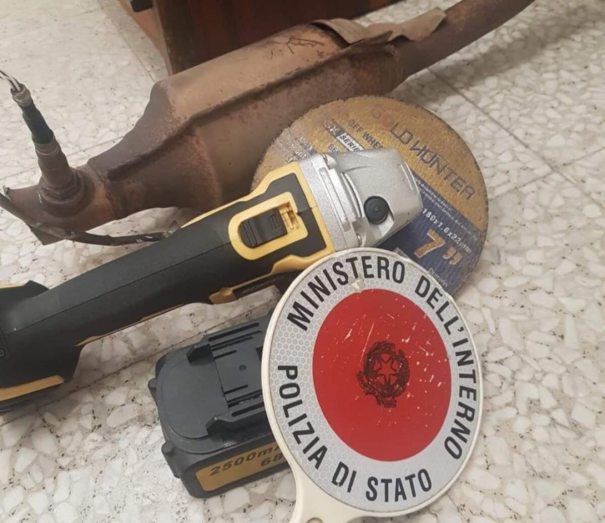 ACIREALE: FERMATO MENTRE ASPORTAVA MARMITTA, IL GIORNO DOPO SI FA TROVARE CON LA MARMITTA RUBATA IN AUTO - 