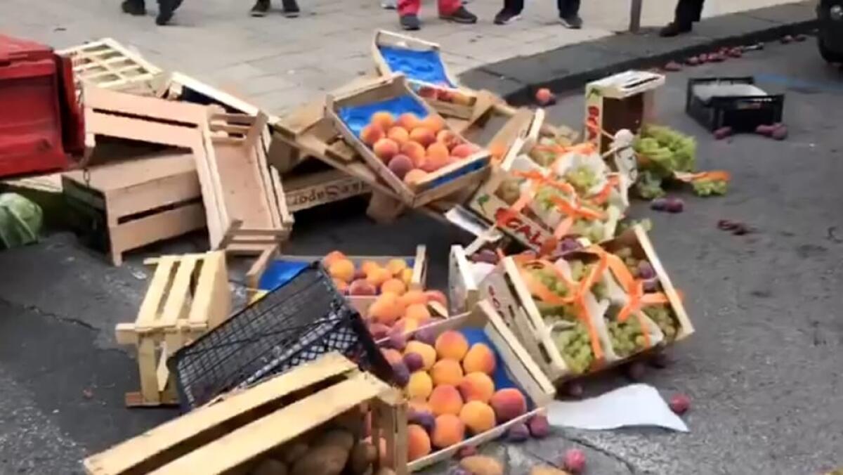 I VIGILI GLI CHIEDONO L’AUTORIZZAZIONE ALLA VENDITA, AMBULANTE PATERNESE GLI LANCIA LA FRUTTA. ARRESTATO - 