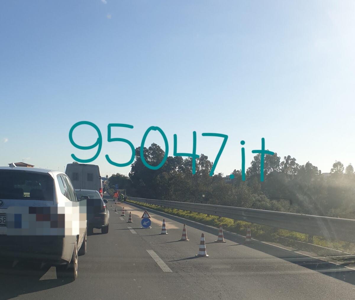 AUTOVETTURA PERDE OLIO SULLA SS121, CODE E RALLENTAMENTI - 
