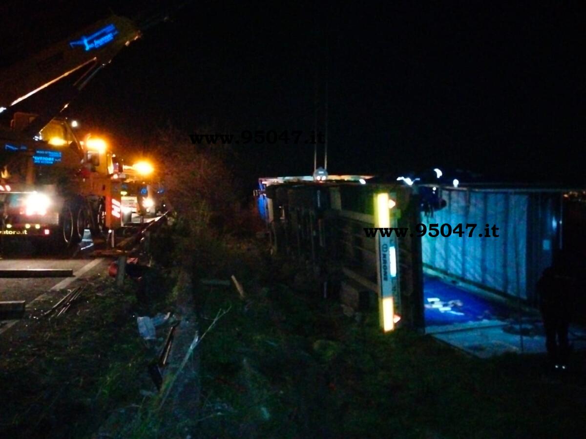 CAMION CARICO DI ALLUMINIO SI RIBALTA IN CONTRADA POGGIO MONACO - 