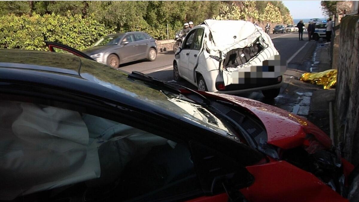 ACI CASTELLO, INCIDENTE STRADALE MORTALE LUNGO LA NAZIONALE: UNA VITTIMA - 