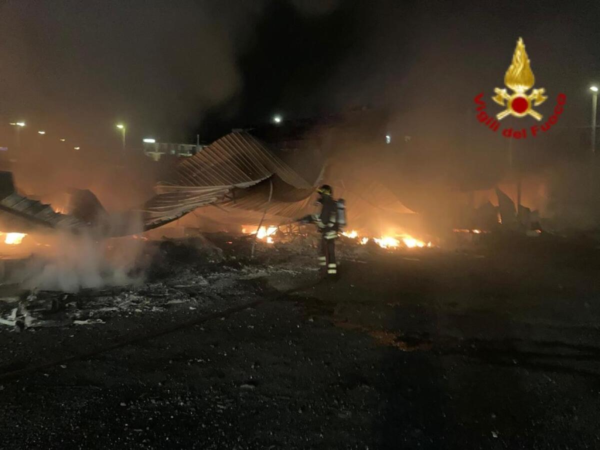 MEGA INCENDIO IN UN PARCHEGGIO  A CATANIA: ESPLODONO BOMBOLE GAS, IN FUMO AUTO E MOTOSCAFI - 