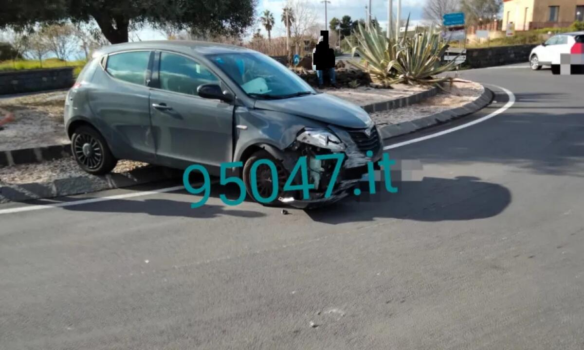 BELPASSO: AUTO SBATTE CONTRO IL MURO E FINISCE CONTRO LA ROTONDA, FERITO IL CONDUCENTE - 