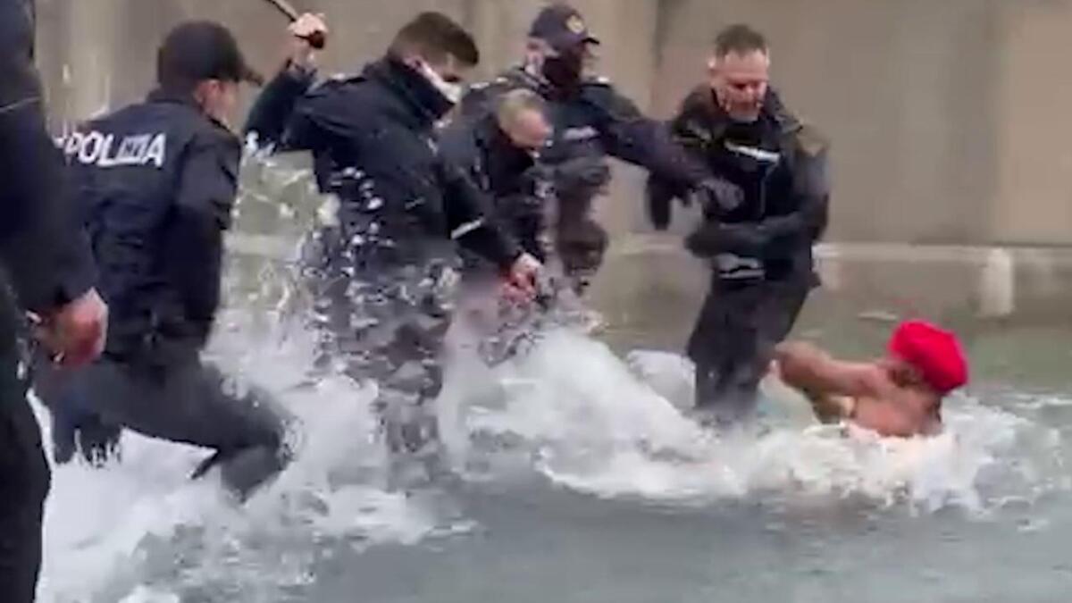ROMA, NUDO NELLA FONTANA DELLE NAIADI A PIAZZA REPUBBLICA: AGENTI IN ACQUA PER BLOCCARLO - 