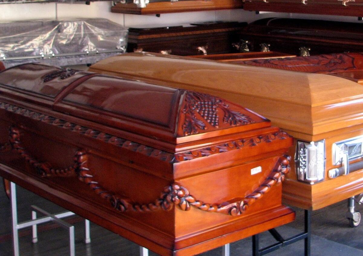 INCREDIBILE IN CALABRIA, ESPLODE UNA BARA ALL’INTERNO DEL CIMITERO - 