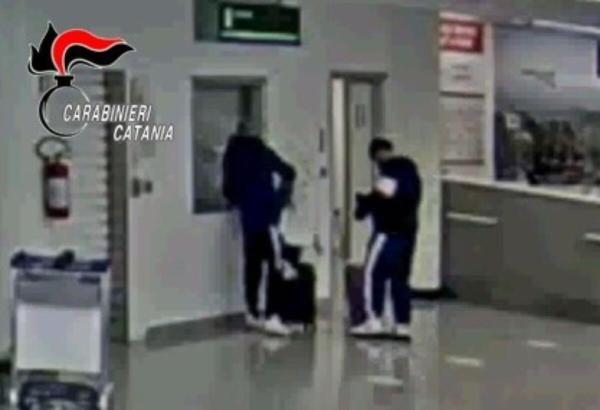FINGONO DI AVER TROVATO UNO ZAINO IN AEROPORTO, MA I LADRI ERANO LORO, DENUNCIATI - 
