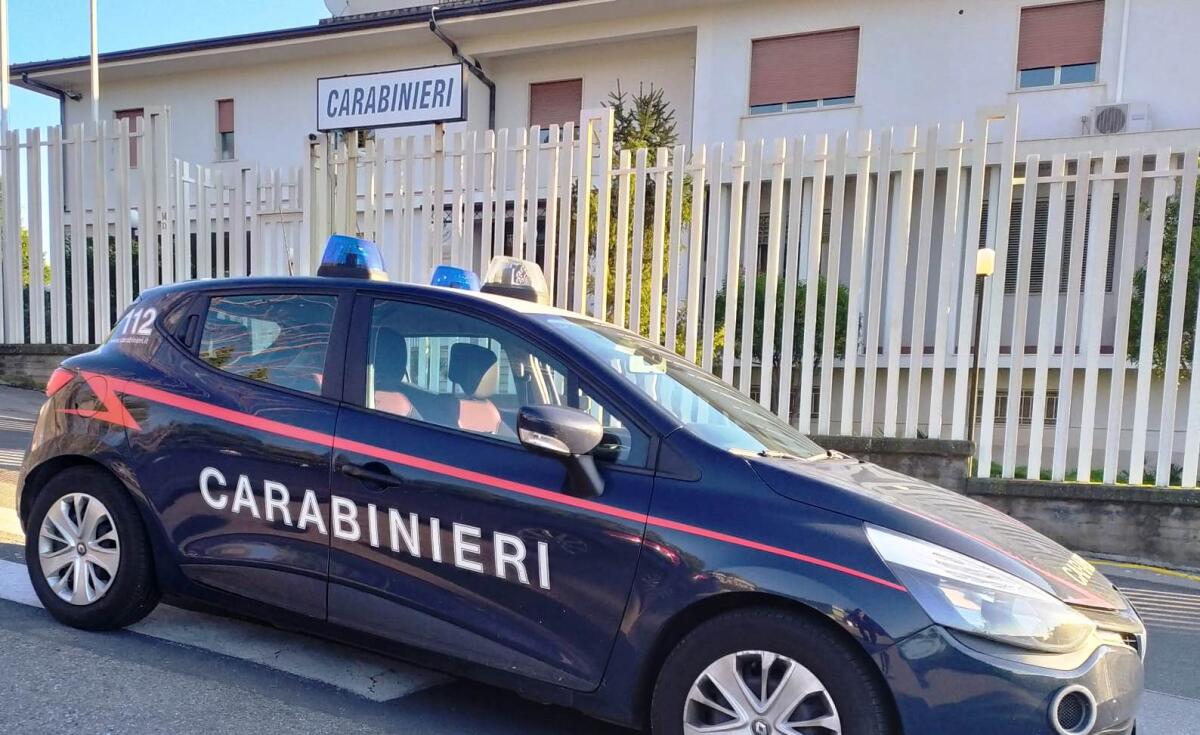 ACIREALE  . FUCILE E PISTOLA IN CAMERA DA LETTO: DENUNCIATI DUE FRATELLI - 
