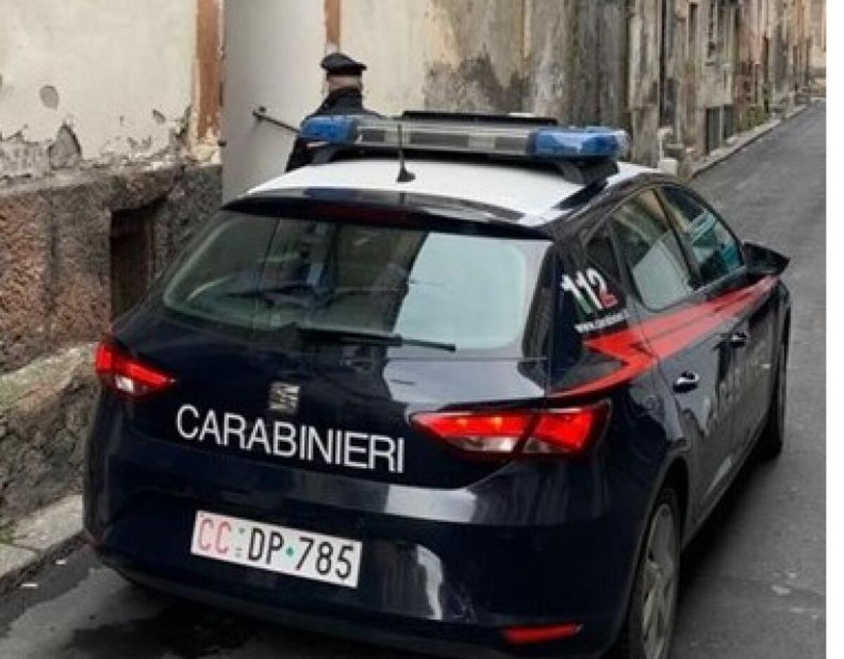 CATANIA. BUTTA FUORI GLI OSPITI E CERCA DI STRANGOLARE LA MOGLIE: ARRESTATO - 