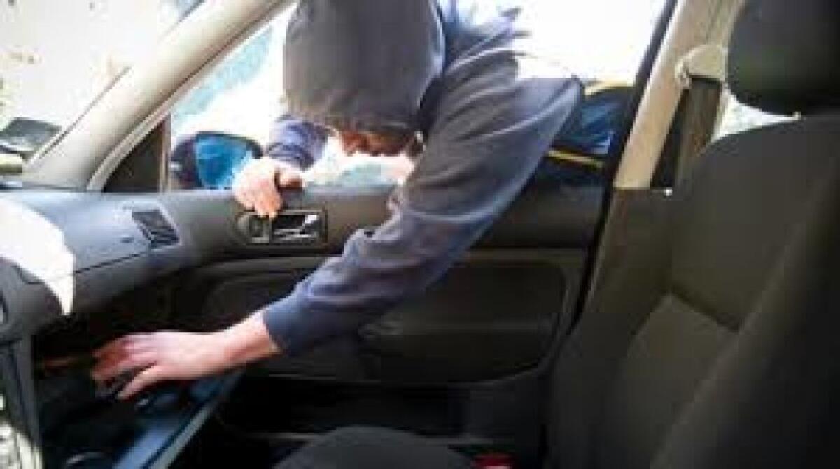 ADRANO, RUBA UN BORSELLO DA UN’AUTO E QUANDO VA A FIRMARE IN COMMISSARIATO GLI AGENTI LO DENUNCIANO - 