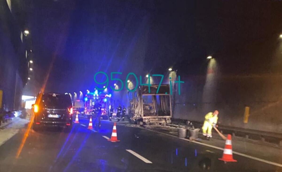 AUTOCARRO IN FIAMME DENTRO UNA GALLERIA DELLA TANGENZIALE, TRAFFICO CONGESTIONATO - 