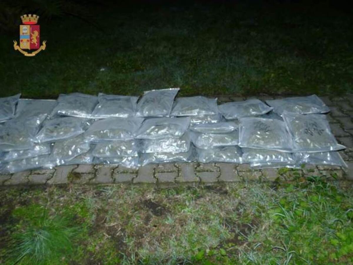 TIR FERMATO  LUNGO LA A18 CON CON 64,8 KG MARIJUANA ARRESTATO CORRIERE - 