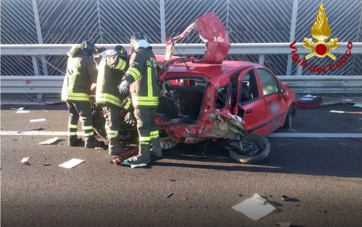 INCIDENTE SULLA CATANIA-SIRACUSA, SBALZA FUORI DA AUTO E PRECIPITA DAL VIADOTTO. MUORE 50ENNE DI ACIREALE - 