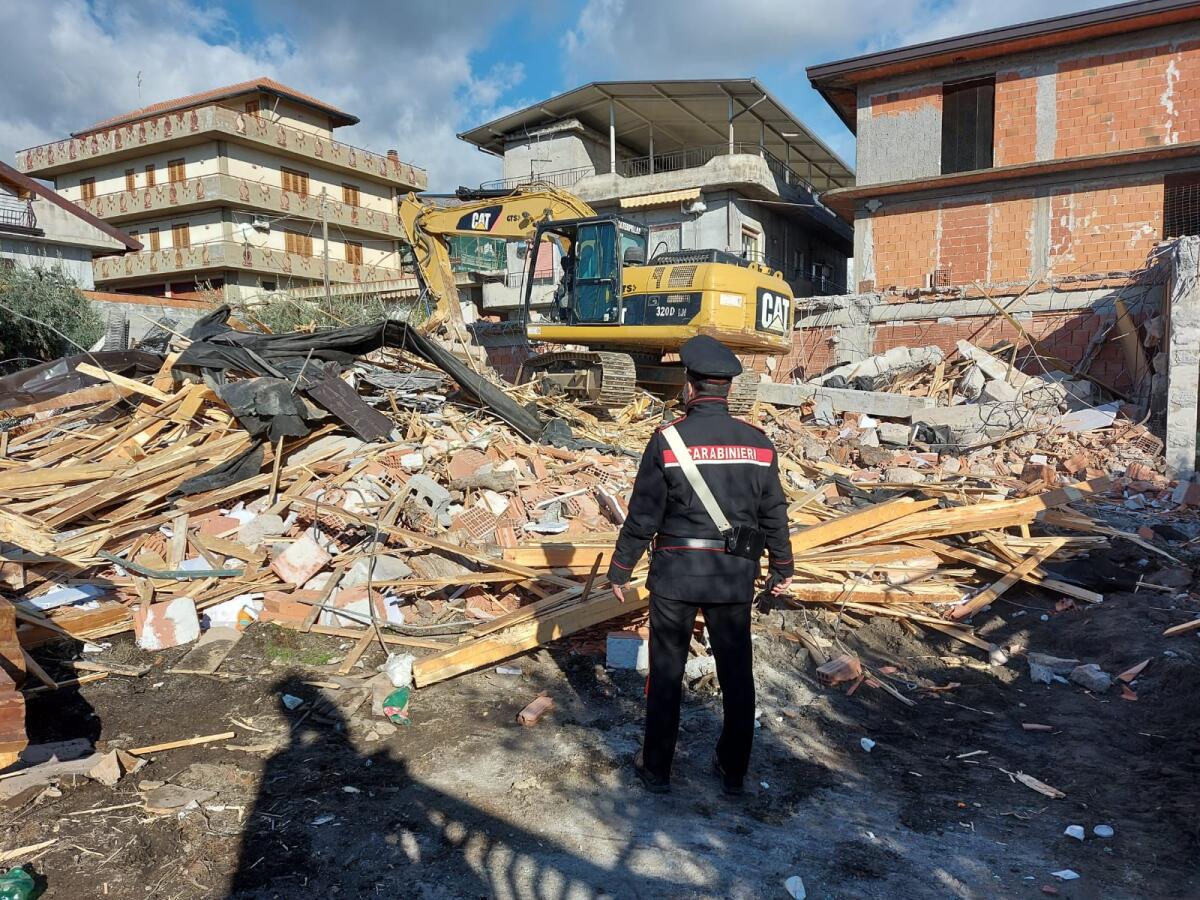IN CORSO DI DEMOLIZIONE DI UN MANUFATTO ABUSIVO AD ADRANO - 