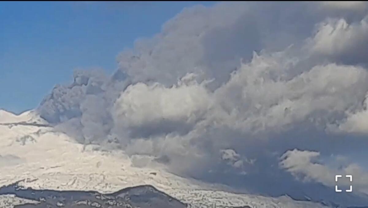 ETNA: RIPRESA DELL'ATTIVITÀ ESPLOSIVA AL CRATERE DI SUD-EST CON ABBONDANTE EMISSIONE DI CENERE - 