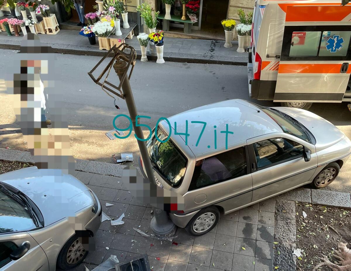PATERNÒ":   AUTO VA A SBATTERE CONTRO UN LAMPIONE DELL'ILLUMINAZIONE PUBBLICA - 