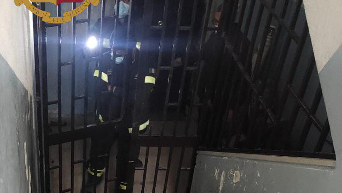 CATANIA:  CANCELLO IN FERRO E ROTTWEILER PER SFUGGIRE A POLIZIA - 