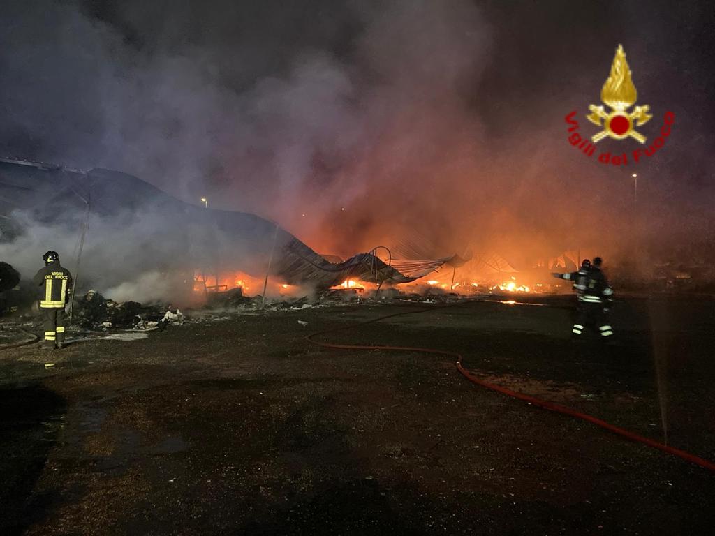 MEGA INCENDIO IN UN PARCHEGGIO  A CATANIA: ESPLODONO BOMBOLE GAS, IN FUMO AUTO E MOTOSCAFI