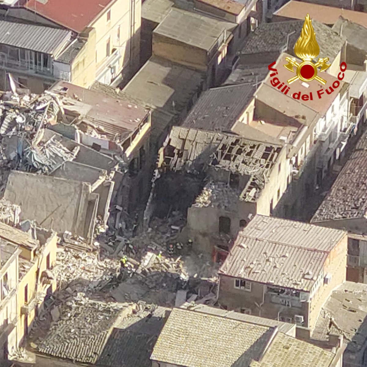 RAVANUSA: DUE DONNE ESTRATTE VIVE DALLA MONTAGNA DI MACERIE, DUE I MORTI  E ANCORA 7 DISPERSI. NON CI SAREBBERO BAMBINI SOTTO LE MACERIE