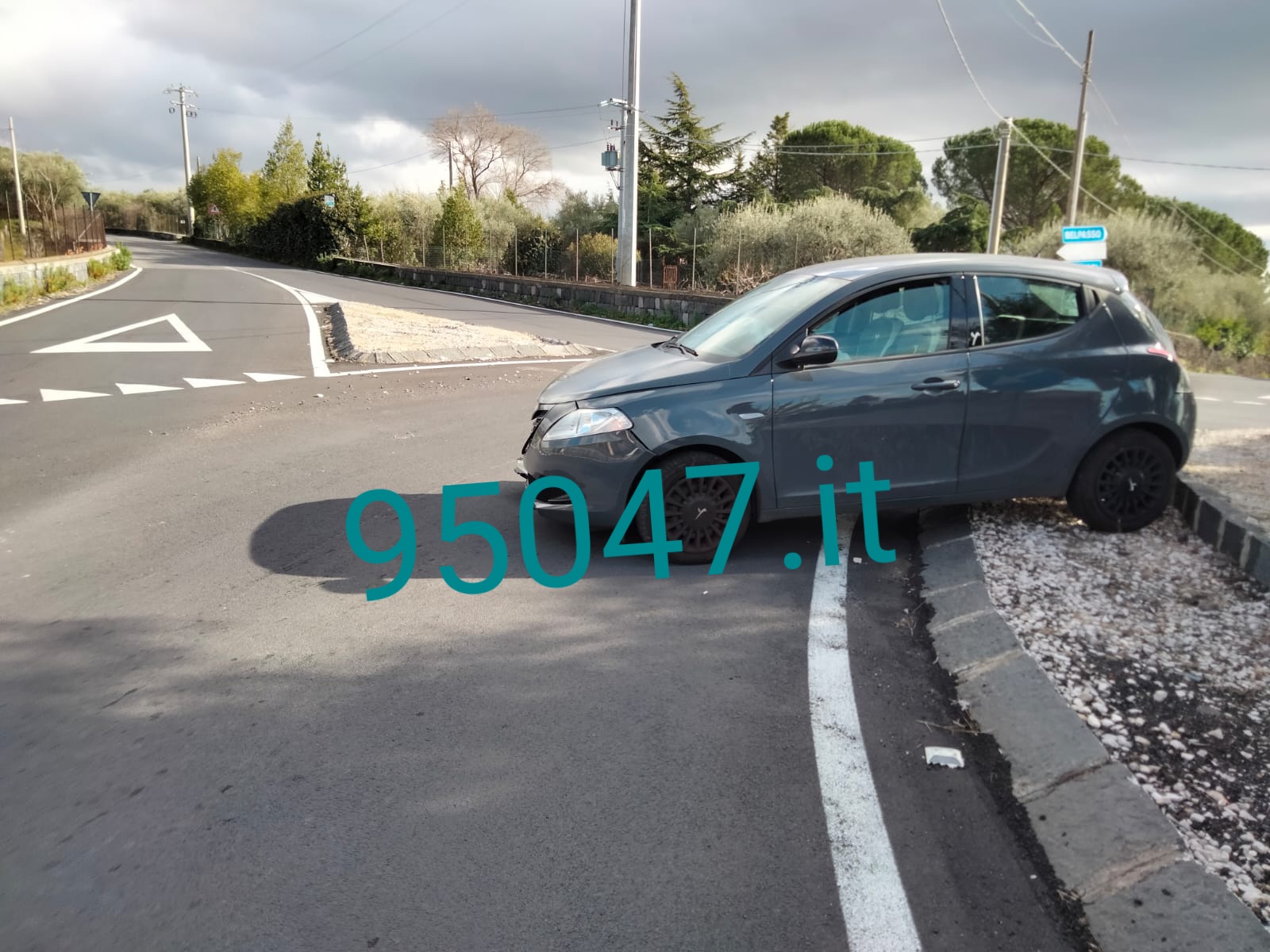 BELPASSO: AUTO SBATTE CONTRO IL MURO E FINISCE CONTRO LA ROTONDA, FERITO