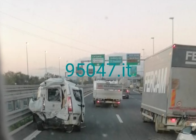 SCONTRO AUTO CAMION FURGONE SULLA TANGENZIALE DI CATANIA, BILANCIO PROVVISORIO DI 1 MORTO E 5 FERITI