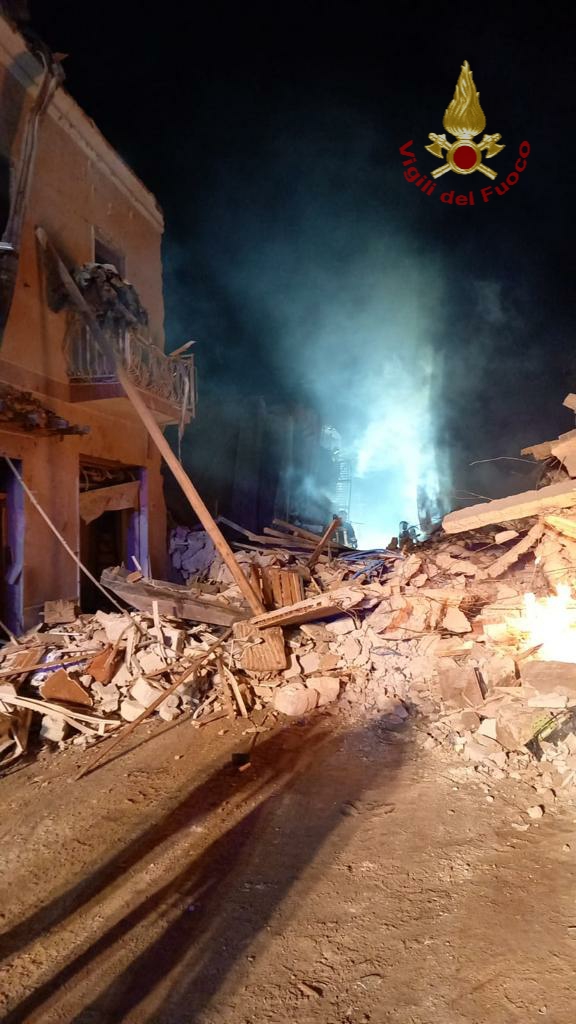 RAVANUSA: DUE DONNE ESTRATTE VIVE DALLA MONTAGNA DI MACERIE, DUE I MORTI  E ANCORA 7 DISPERSI. NON CI SAREBBERO BAMBINI SOTTO LE MACERIE