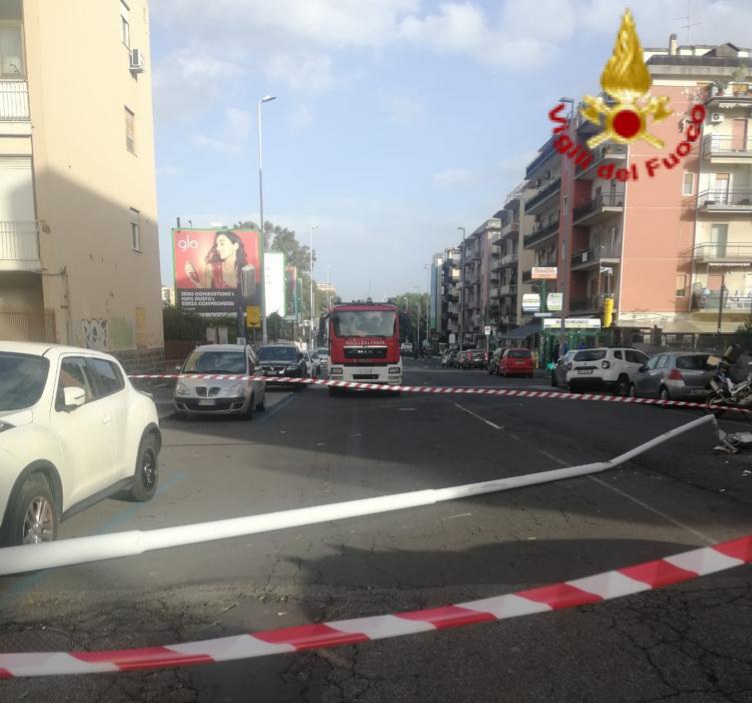 PALO ILLUMINAZIONE CROLLA SU AUTO A CATANIA, NESSUN FERITO