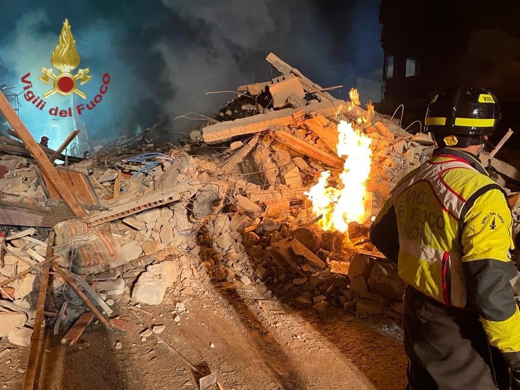 RAVANUSA: DUE DONNE ESTRATTE VIVE DALLA MONTAGNA DI MACERIE, DUE I MORTI  E ANCORA 7 DISPERSI. NON CI SAREBBERO BAMBINI SOTTO LE MACERIE