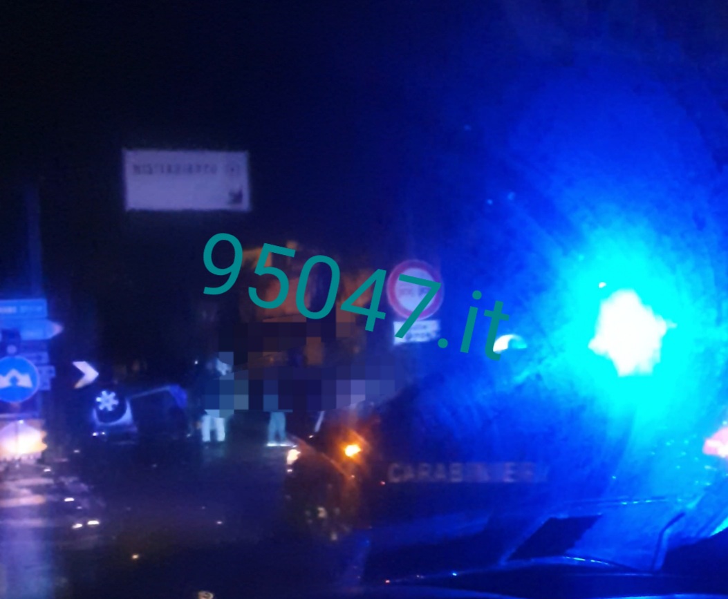 AUTO SI RIBALTA ALLO SVINCOLO MISTERBIANCO MOTTA SANT'ANASTASIA