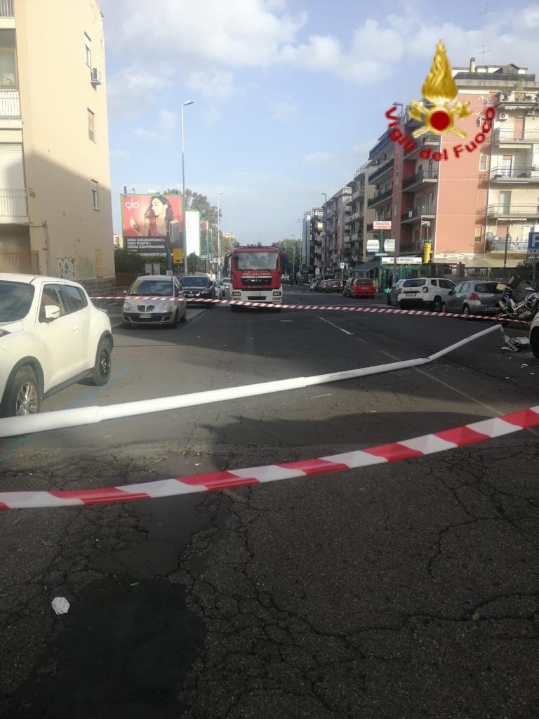 PALO ILLUMINAZIONE CROLLA SU AUTO A CATANIA, NESSUN FERITO