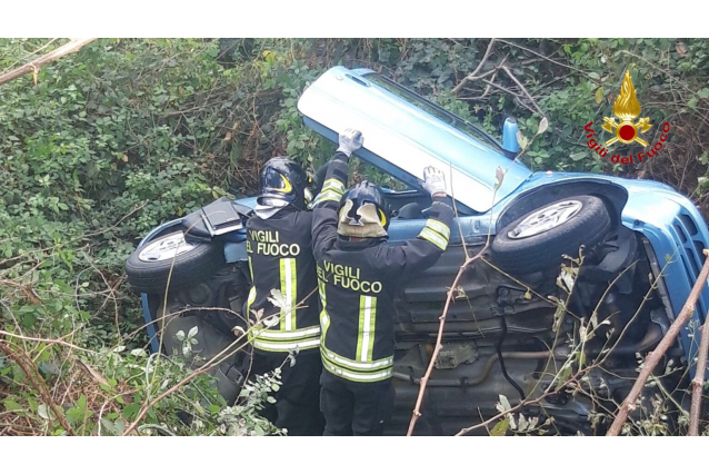 BROLO: SI RIBALTA E FINISCE NEL DIRUPO, 83ENNE ESTRATTA DALLE LAMIERE MIRACOLOSAMENTE VIVA