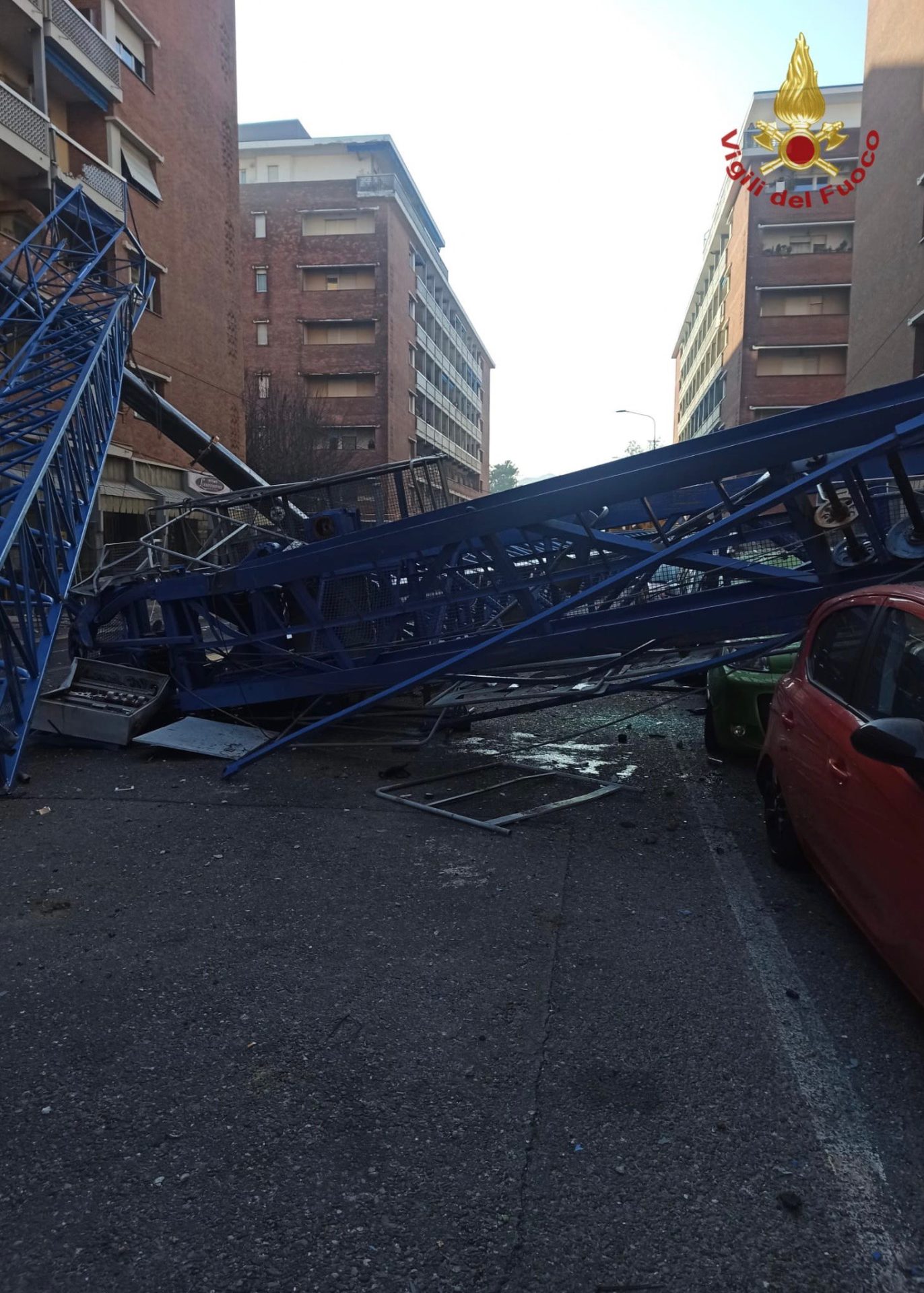 TORINO: GRU CROLLA SU UN PALAZZO, 1 MORTO E 3 FERITI