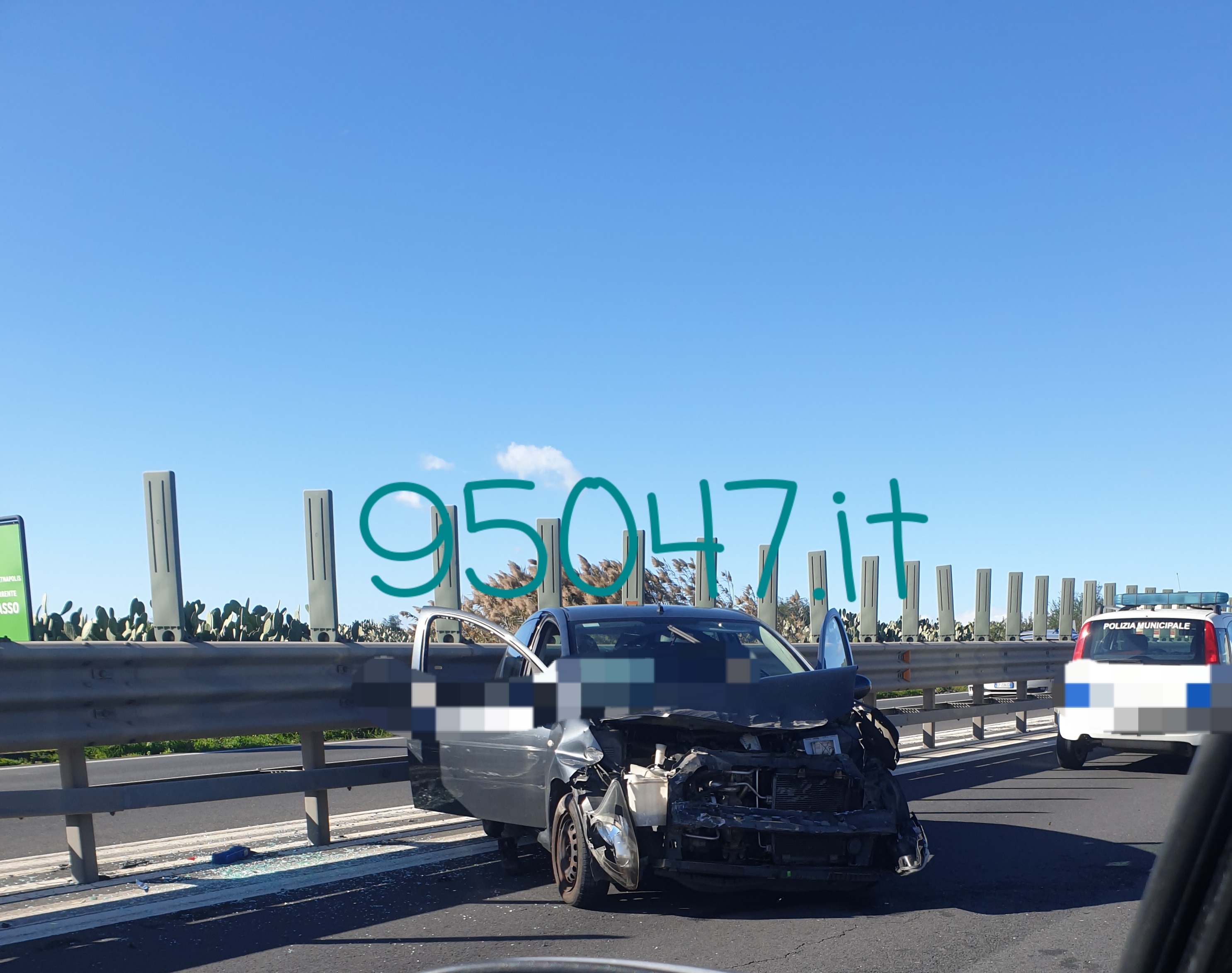 INCIDENTE SULLA SS121, AUTO CONTRO GUARDRAIL