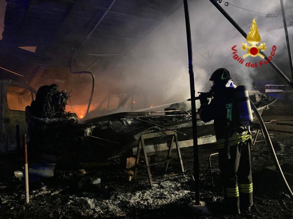 MEGA INCENDIO IN UN PARCHEGGIO  A CATANIA: ESPLODONO BOMBOLE GAS, IN FUMO AUTO E MOTOSCAFI