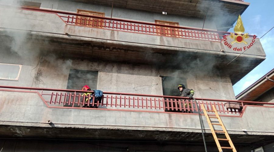 RANDAZZO, PAURA PER UN INCENDIO DIVAMPATO IN UNA ABITAZIONE, NESSUN FERITO