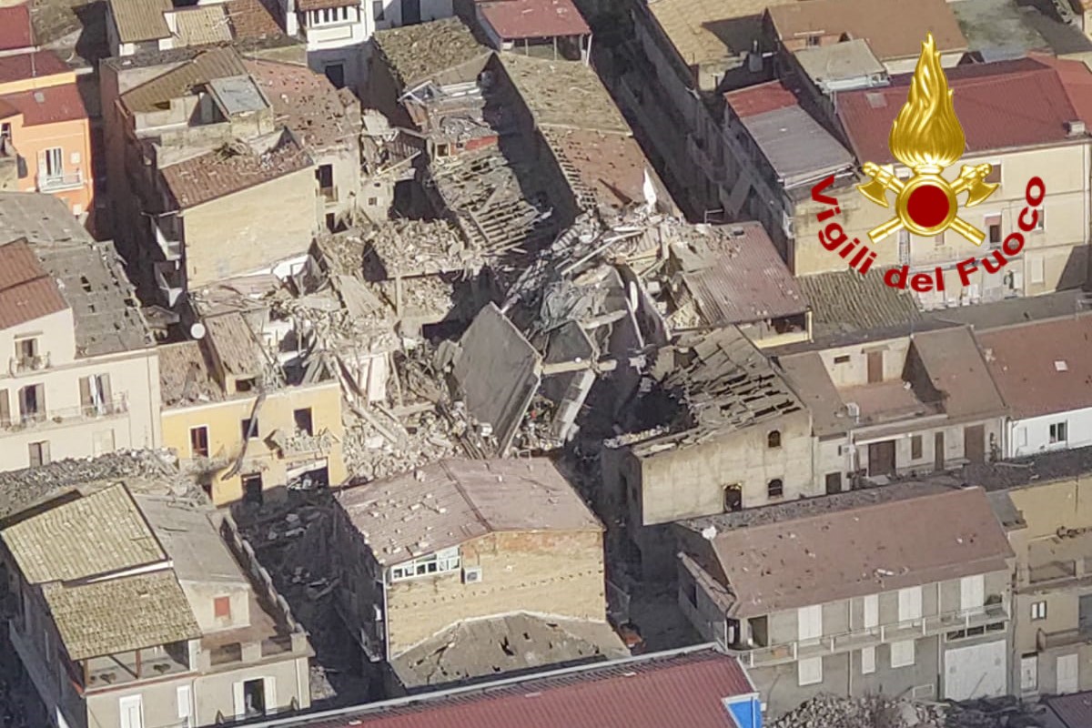 RAVANUSA: DUE DONNE ESTRATTE VIVE DALLA MONTAGNA DI MACERIE, DUE I MORTI  E ANCORA 7 DISPERSI. NON CI SAREBBERO BAMBINI SOTTO LE MACERIE