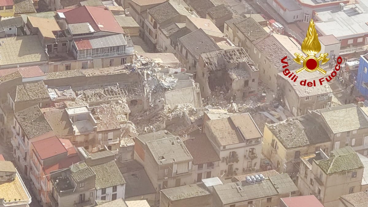 RAVANUSA: DUE DONNE ESTRATTE VIVE DALLA MONTAGNA DI MACERIE, DUE I MORTI  E ANCORA 7 DISPERSI. NON CI SAREBBERO BAMBINI SOTTO LE MACERIE