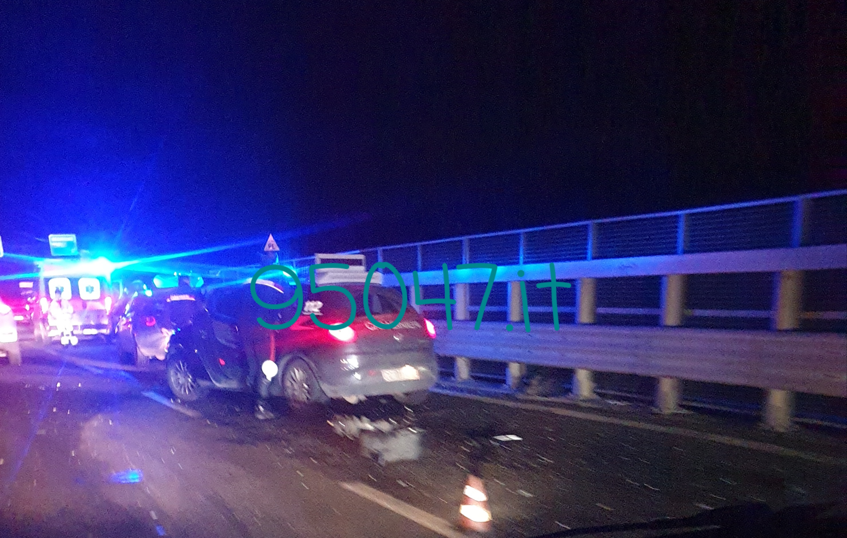 PERDE IL CONTROLLO DELL'AUTO SULLA SS121 E FINISCE CONTRO IL GUARD-RAIL, SI STACCA UNA RUOTA