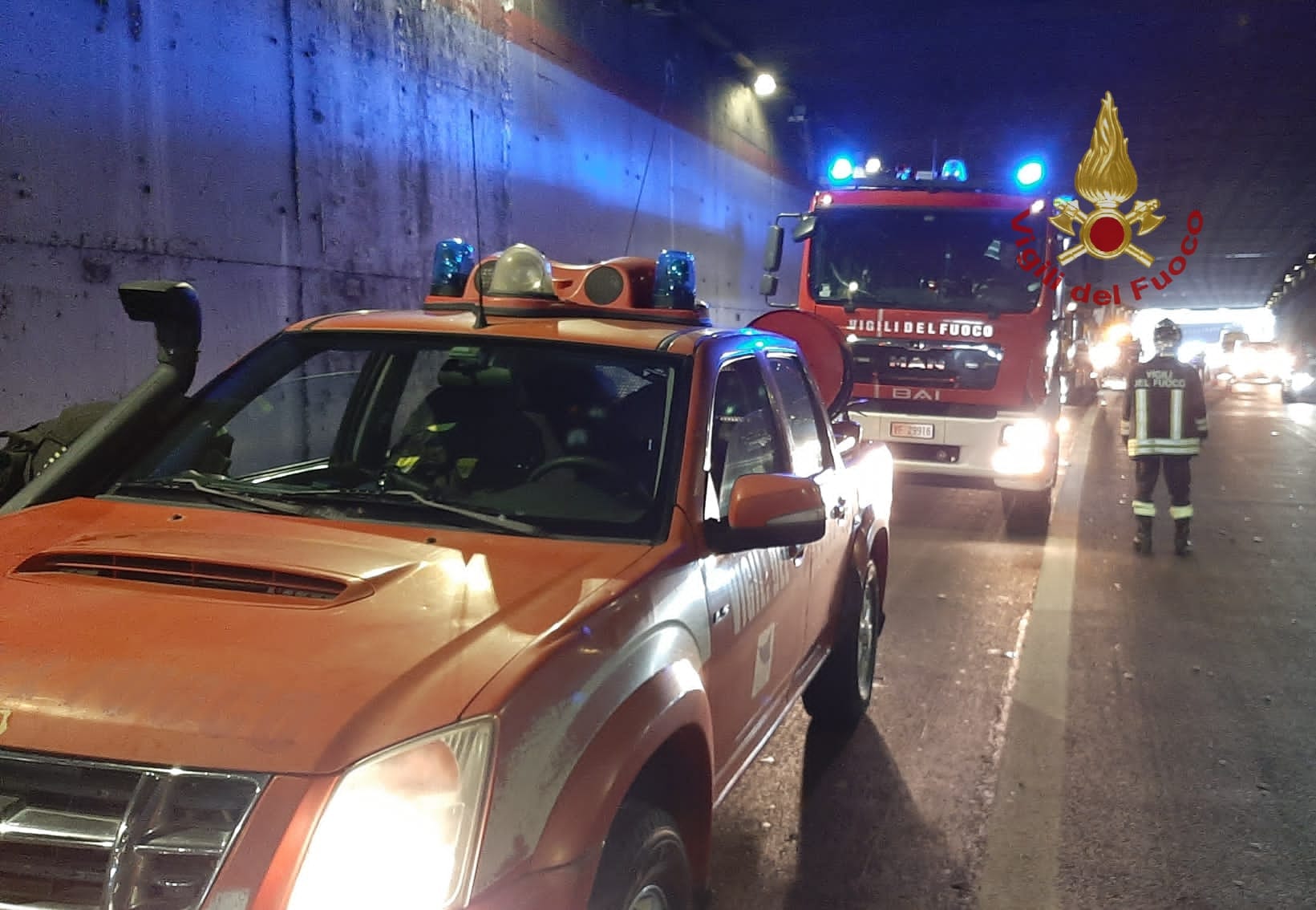 AUTOCARRO IN FIAMME DENTRO UNA GALLERIA DELLA TANGENZIALE, TRAFFICO CONGESTIONATO