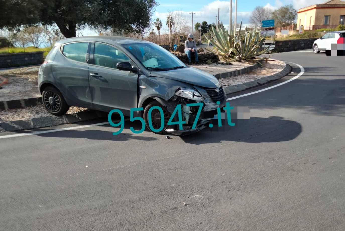 BELPASSO: AUTO SBATTE CONTRO IL MURO E FINISCE CONTRO LA ROTONDA, FERITO