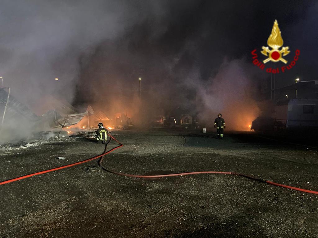 MEGA INCENDIO IN UN PARCHEGGIO  A CATANIA: ESPLODONO BOMBOLE GAS, IN FUMO AUTO E MOTOSCAFI