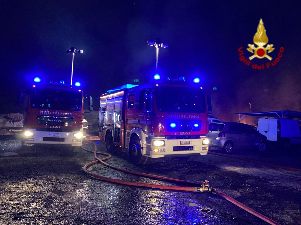 MEGA INCENDIO IN UN PARCHEGGIO  A CATANIA: ESPLODONO BOMBOLE GAS, IN FUMO AUTO E MOTOSCAFI